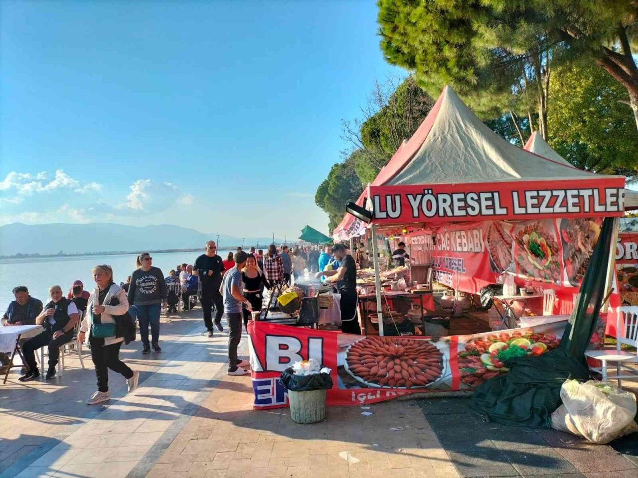 Köyceğiz’de vatandaşlar sıcak havanın keyfini çıkardı