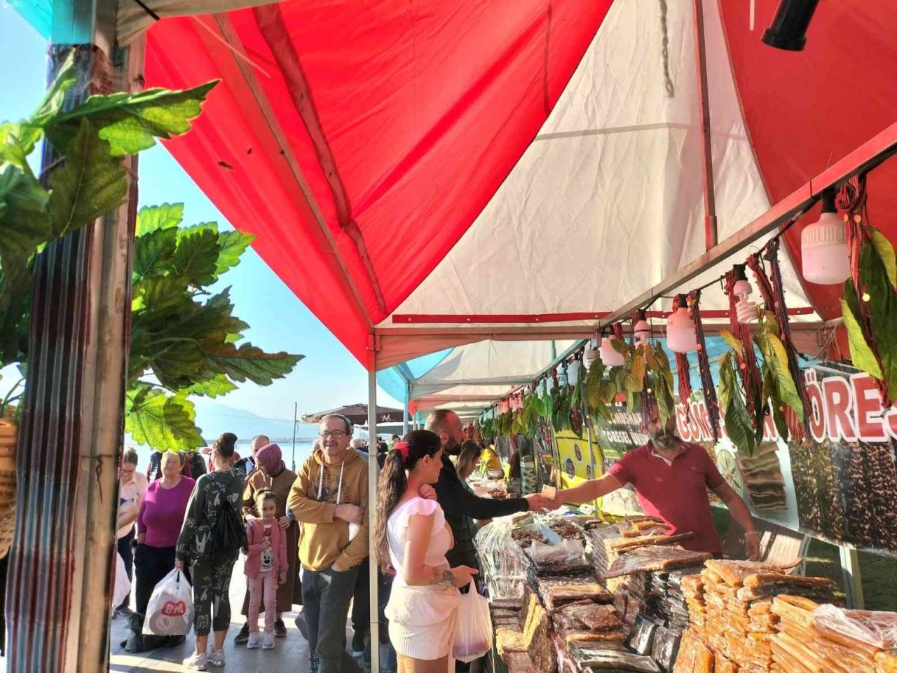 Köyceğiz’de vatandaşlar sıcak havanın keyfini çıkardı