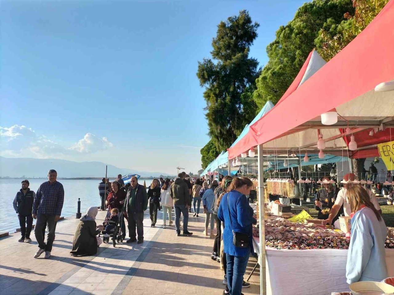 Köyceğiz’de vatandaşlar sıcak havanın keyfini çıkardı