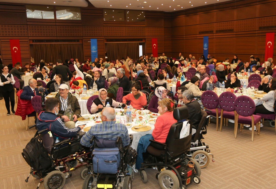 Küçükçekmece’de engelsiz yaşama destek yemeği