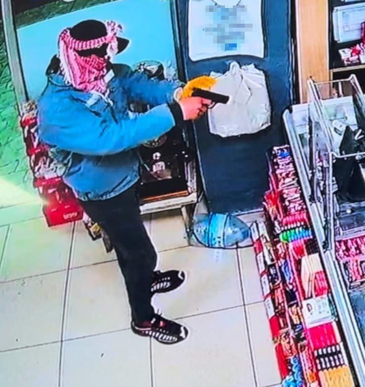 Silahlı soyguncu market çalışanına dehşeti yaşattı