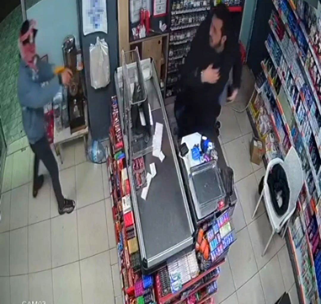 Silahlı soyguncu market çalışanına dehşeti yaşattı