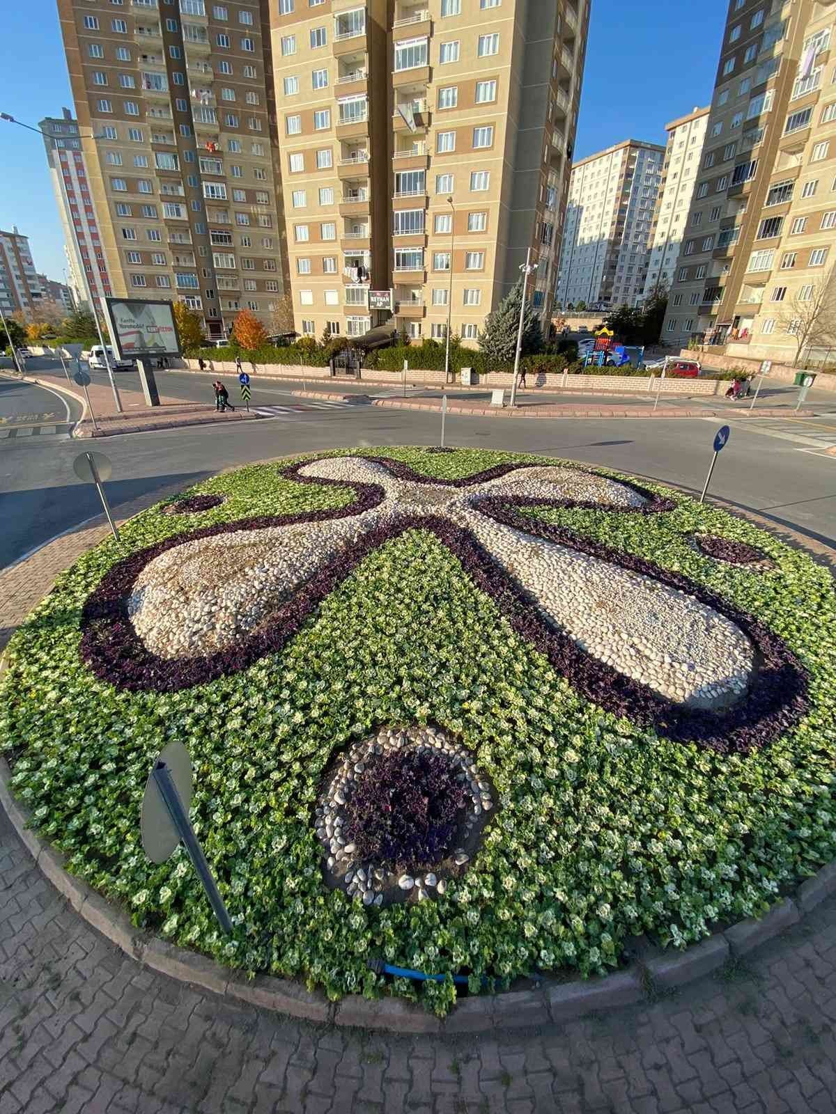 Melikgazi’nin Kavşakları Çiçeklerle Renklendi