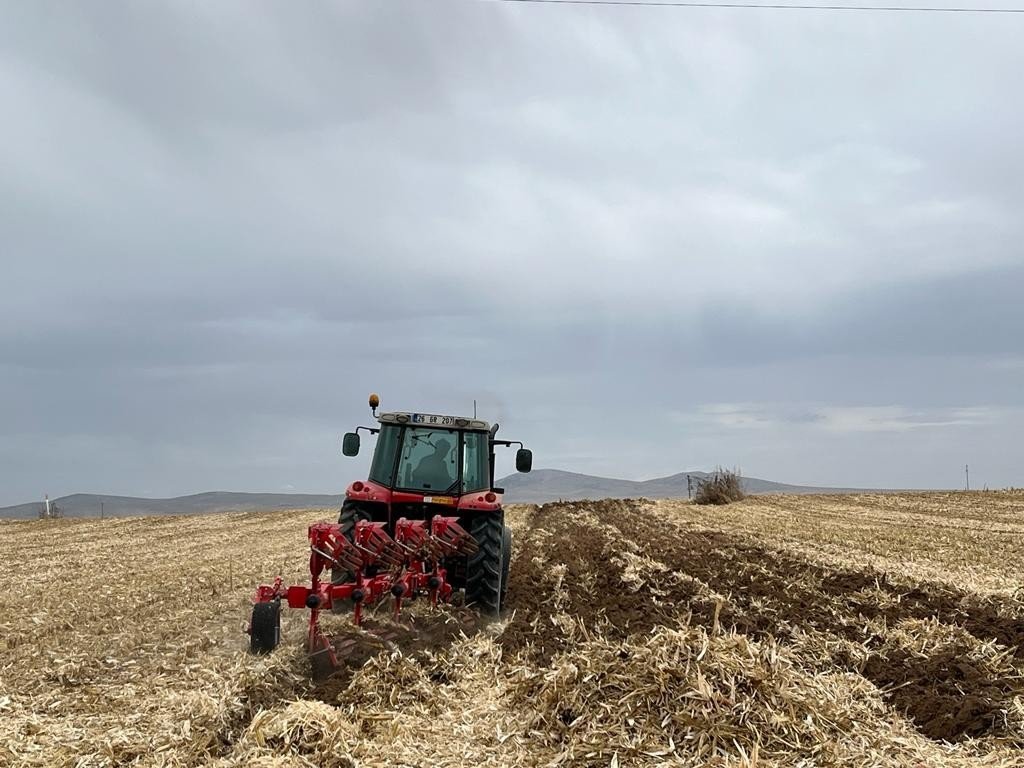 Çiftçilerin sıkı toprakta zorlu nadas mesaisi başladı
