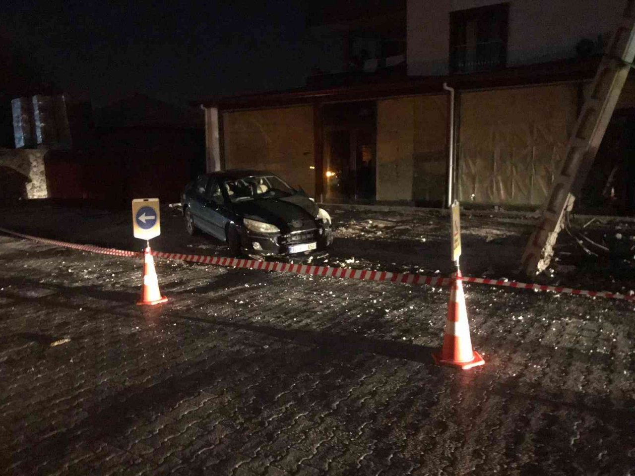 Osmaniye’de otomobil önce elektrik direğine, ardından iş yerine çarptı: 2 yaralı