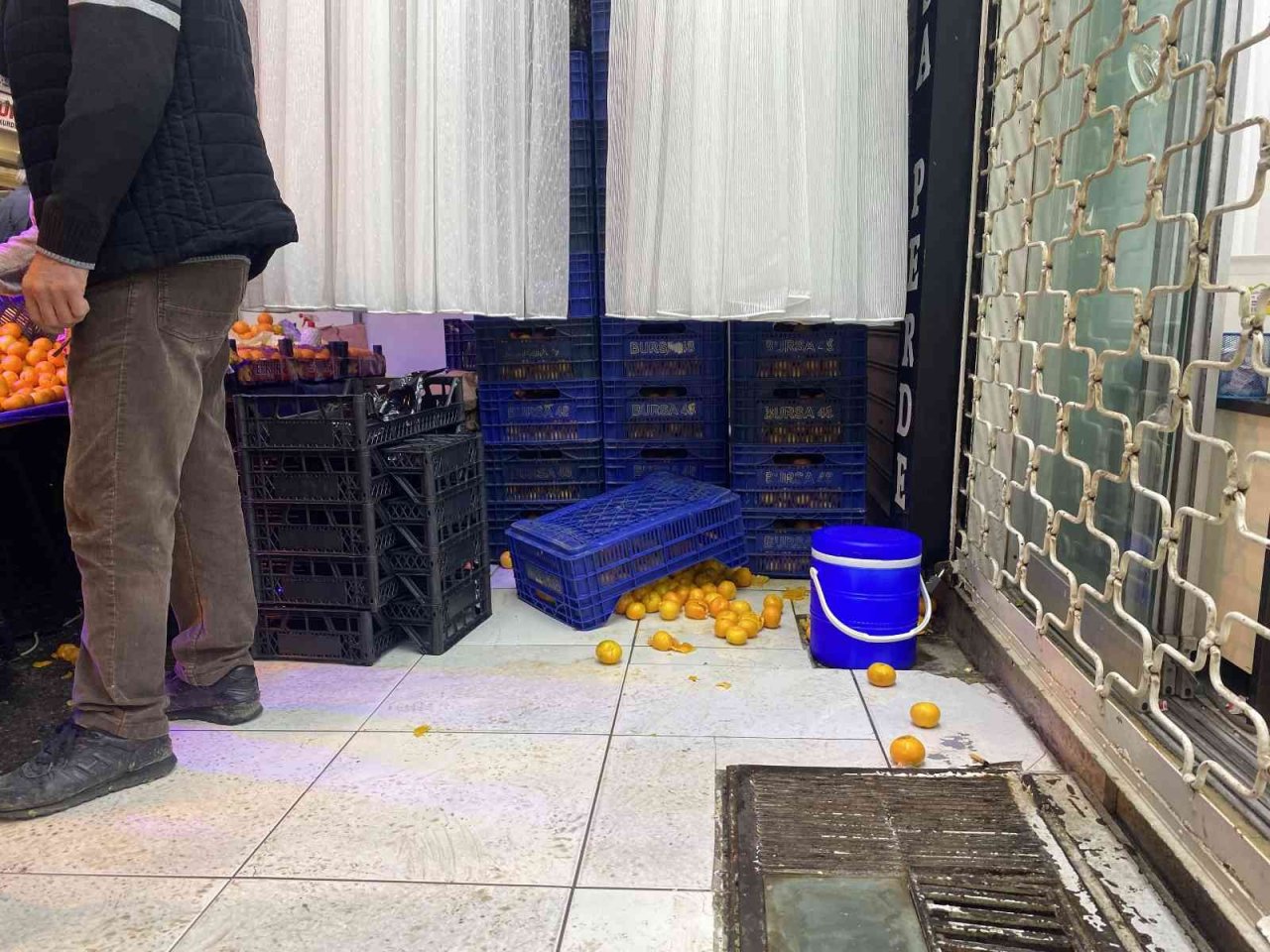 Perdeci ile pazarcının ’kasa’ koyma kavgasında kan aktı