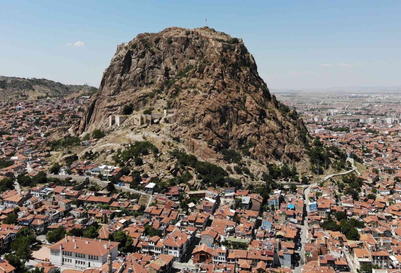 Tarihi Karahisar Kalesi sis yüzünden görünmez oldu