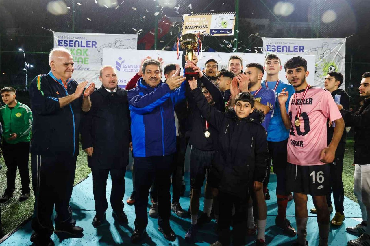 Sokak Ligi’nin finalinde eski hakem Ahmet Çakar düdük çaldı