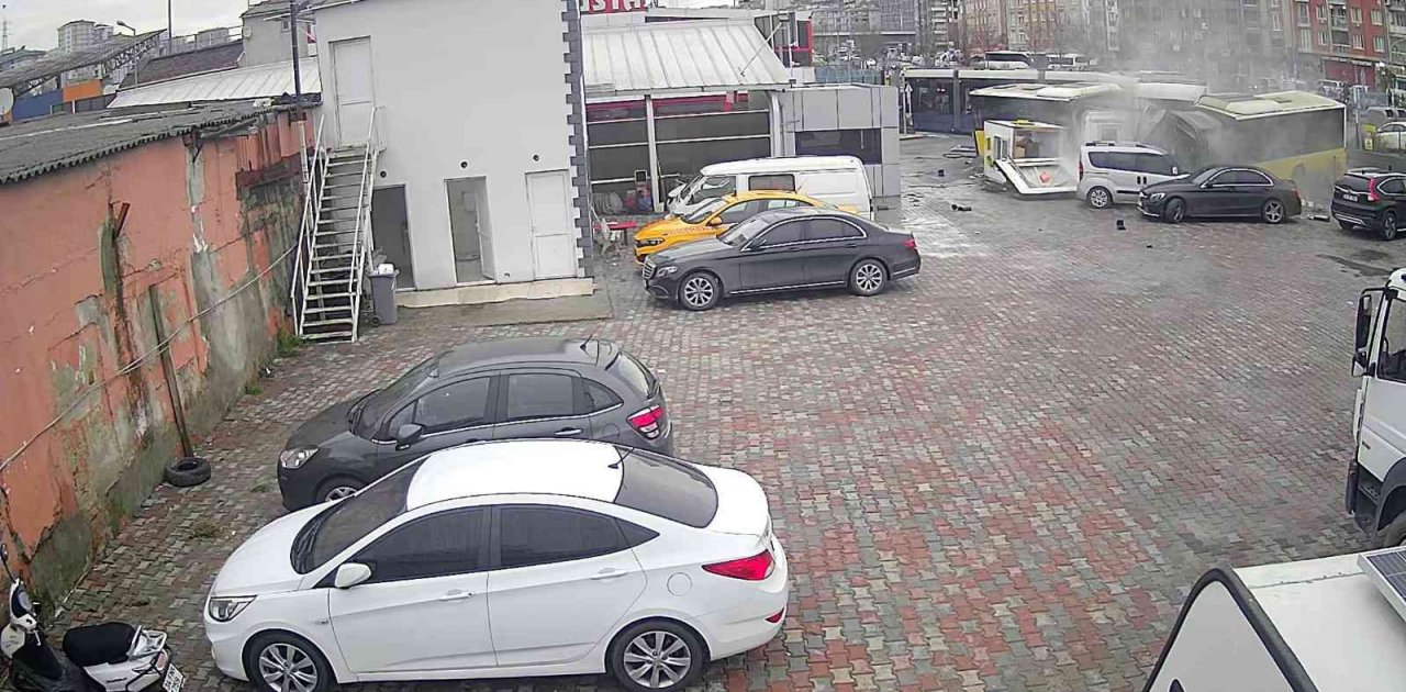 Tramvay kazasından inanılmaz kurtuluş kamerada: Kulübe üzerine yıkıldı