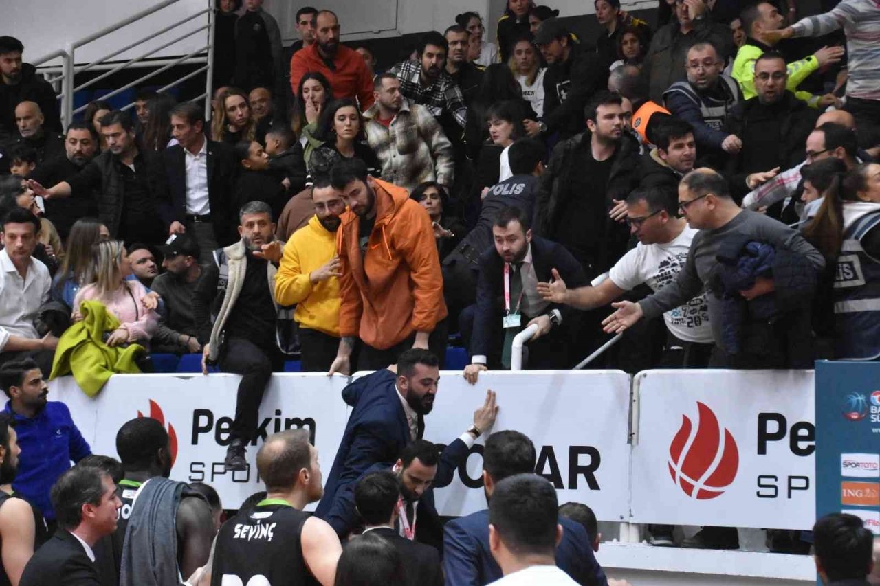 Aliağa Petkimspor - Manisa BB maçında tribünler boşaltıldı
