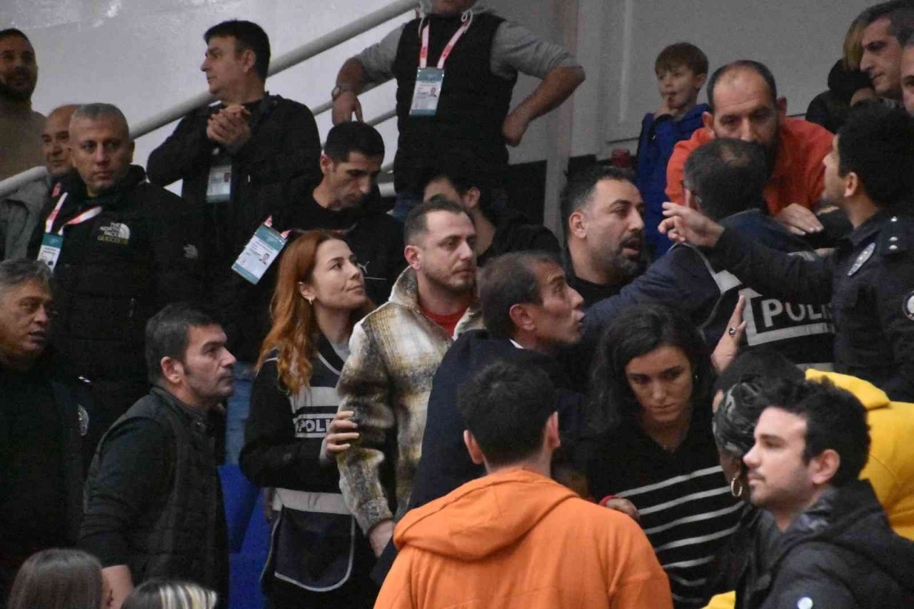 Aliağa Petkimspor - Manisa BB maçında tribünler boşaltıldı
