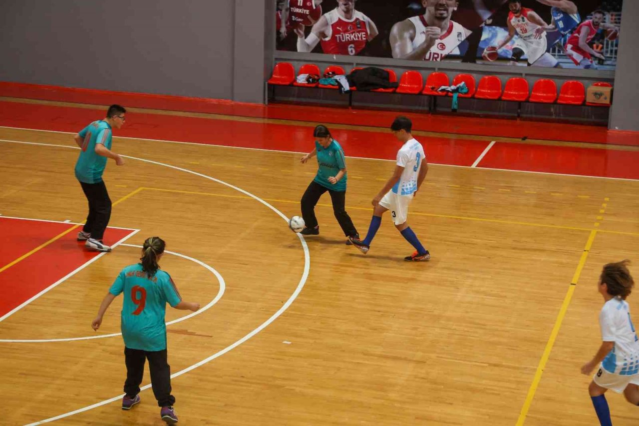 Uşak’ta dezavantajlı çocuklar spor için bir araya geldi