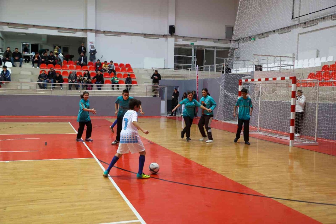 Uşak’ta dezavantajlı çocuklar spor için bir araya geldi