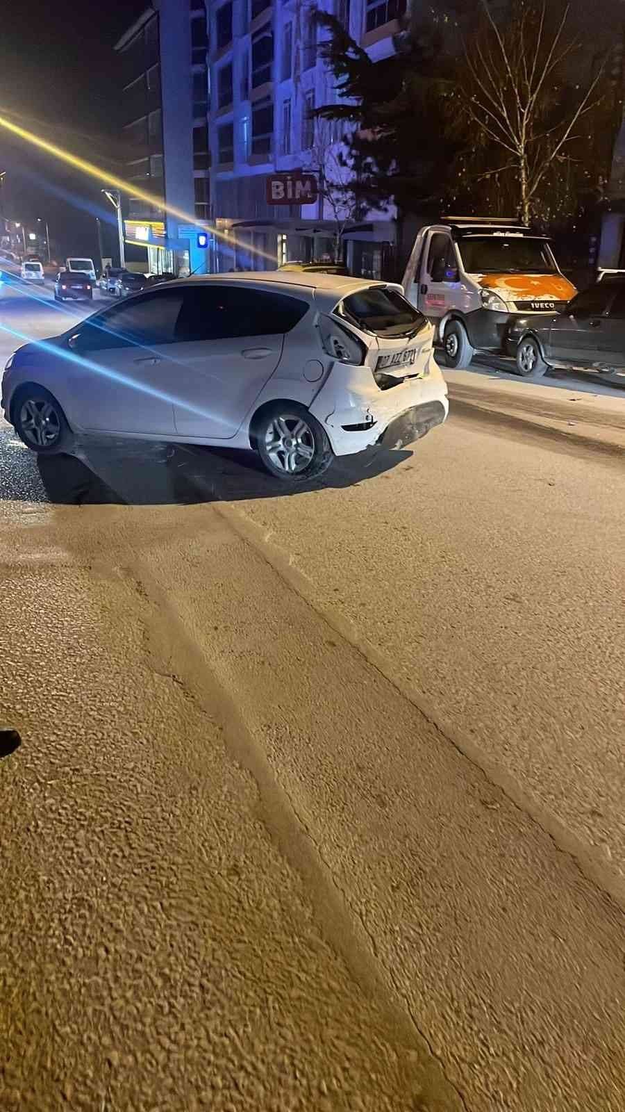 Alkollü sürücü kullandığı araçla 4 araca çarpıp kaçtı