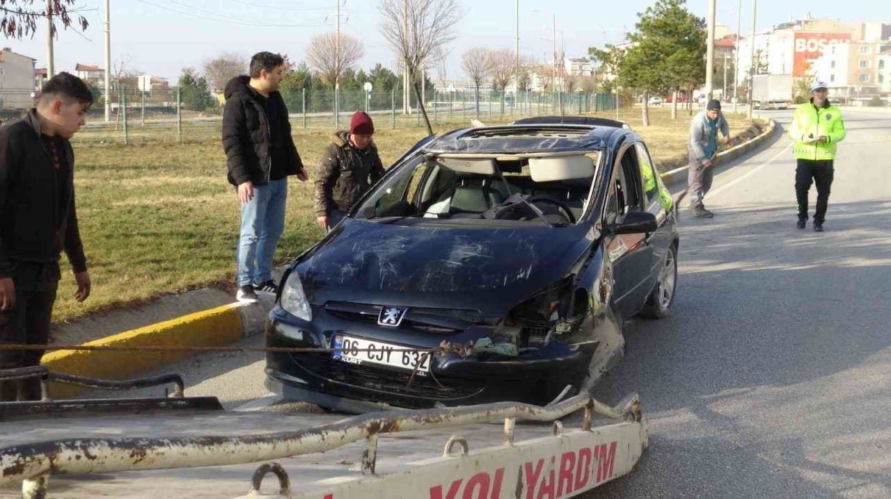 Takla atan aracın sürücüsü yaralandı, ters dönen otomobili vatandaşlar düzeltti