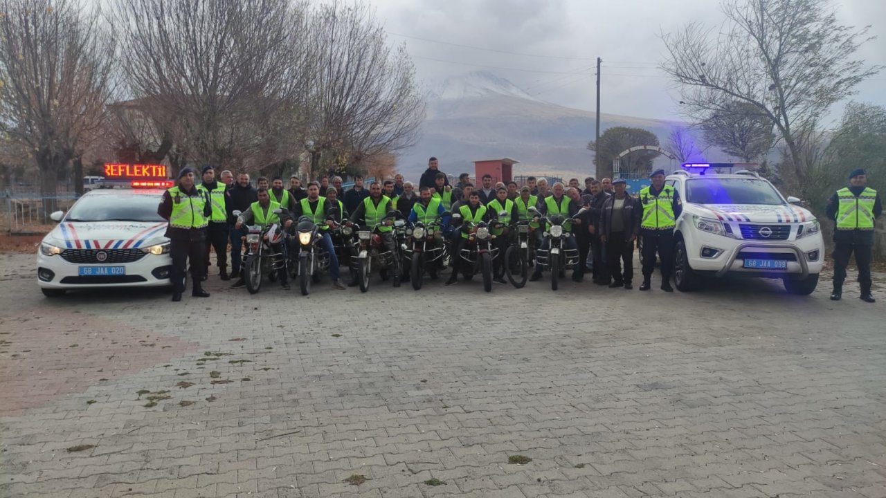 Trafik jandarması motosiklet sürücülerine reflektif yelek dağıttı