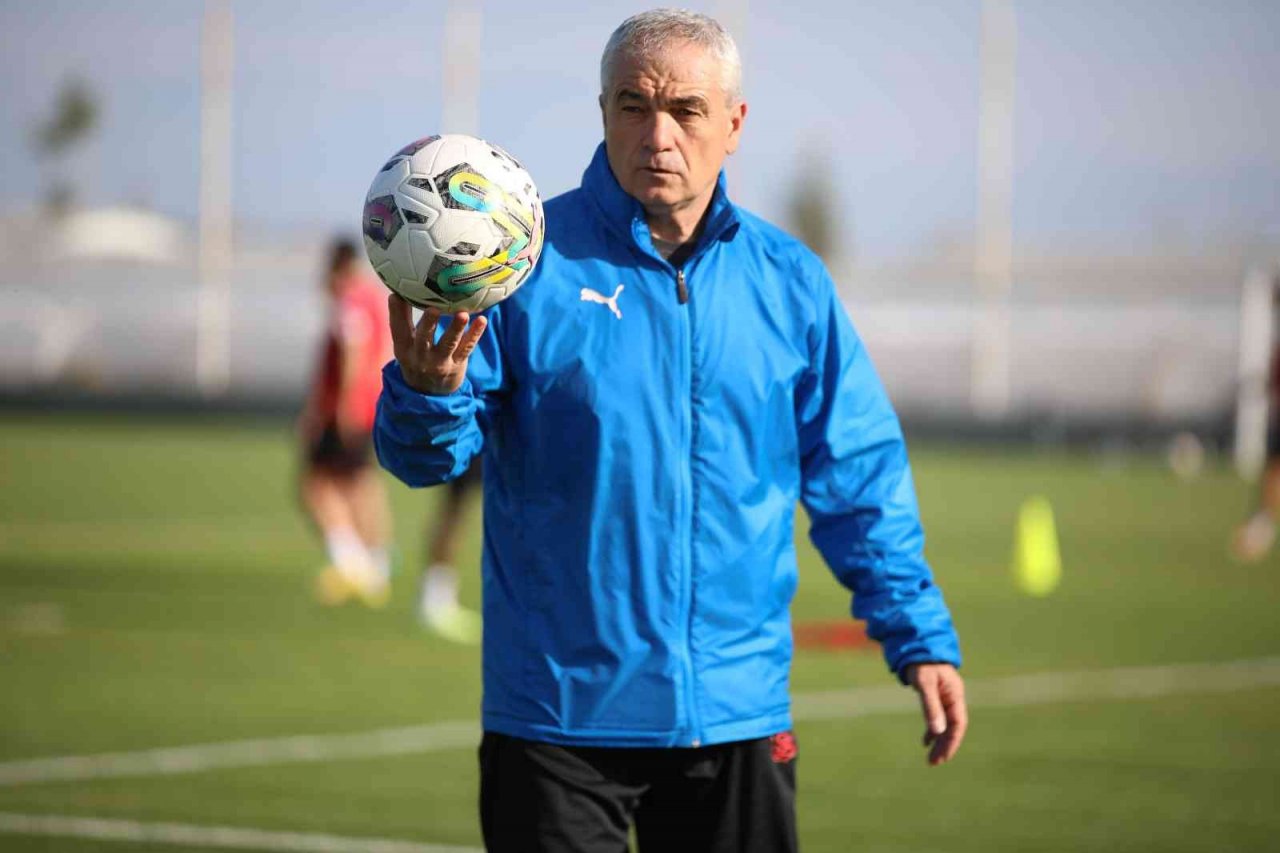 Sivasspor hazırlıklarını Antalya’da sürdürüyor