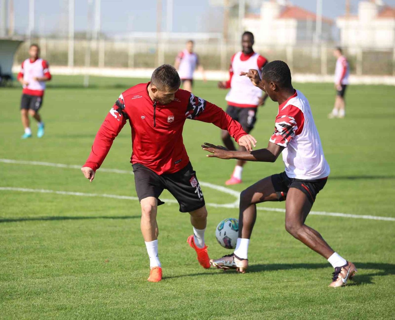 Sivasspor hazırlıklarını Antalya’da sürdürüyor