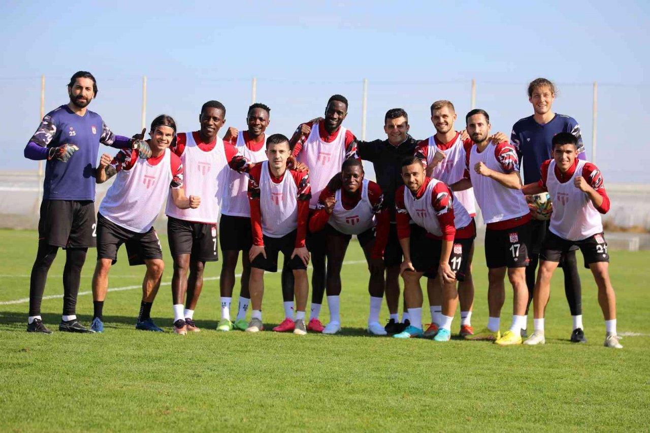 Sivasspor hazırlıklarını Antalya’da sürdürüyor