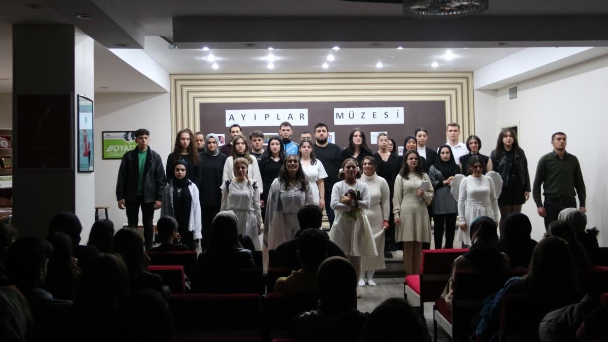 “Ayıplar Müzesi” tiyatro oyununa ilgi