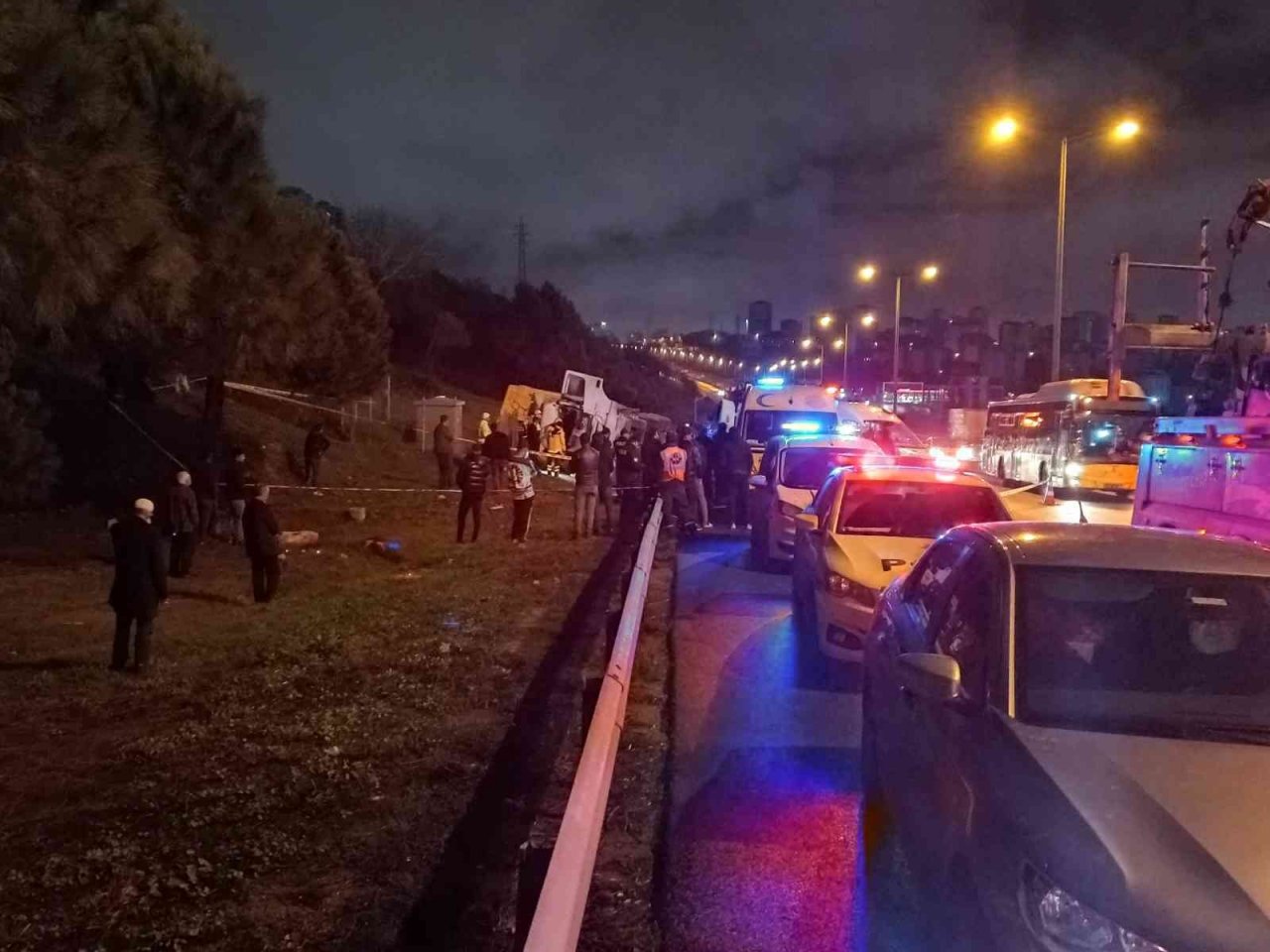 TEM Otoyolu’nda hafriyat kamyonu devrildi: 1 ölü, 1 yaralı