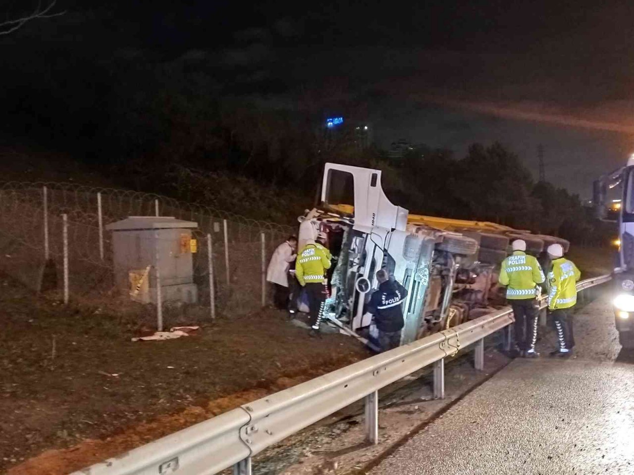 TEM Otoyolu’nda hafriyat kamyonu devrildi: 1 ölü, 1 yaralı