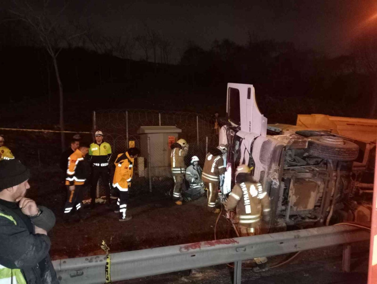 TEM Otoyolu’nda hafriyat kamyonu devrildi: 1 ölü, 1 yaralı