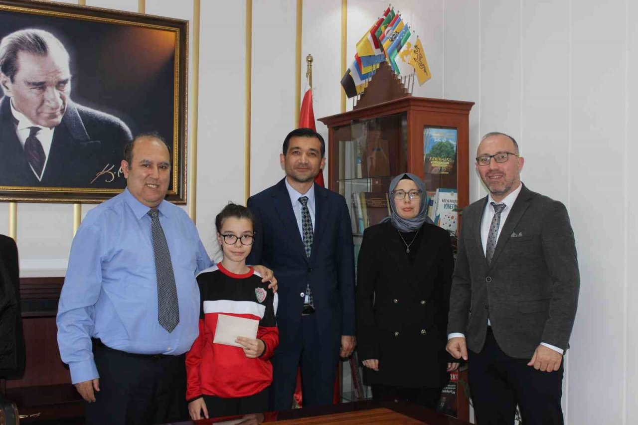 Kaymakam Ünal başarılı sporcuyu ödüllendirdi