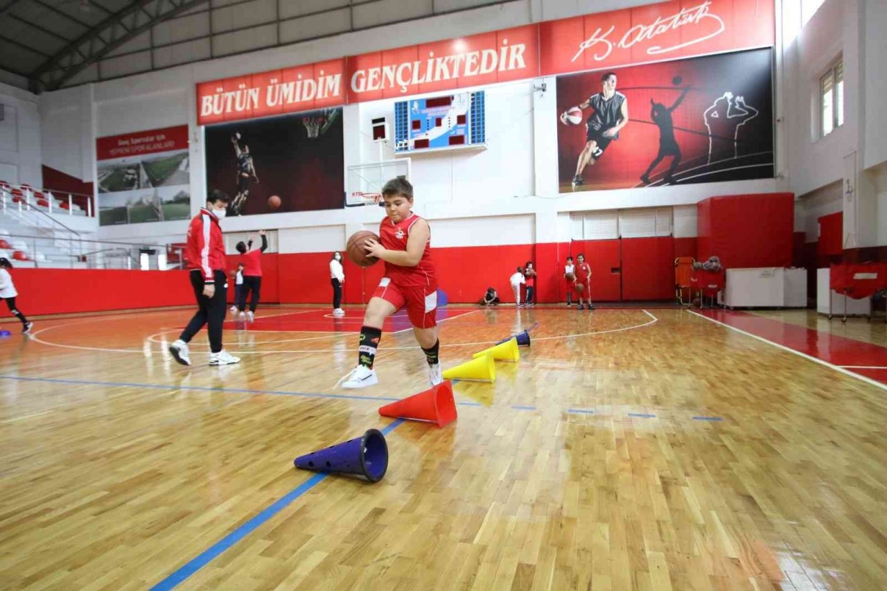 Bayraklı’nın spor sahaları yenileniyor