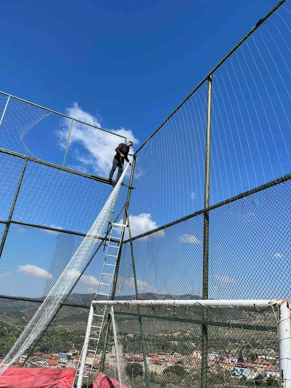 Bayraklı’nın spor sahaları yenileniyor