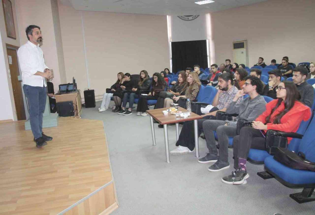 Seslendirme Sanatçısı Şelli: "Vurgu ve tonlama, etkili iletişimde önemli faktördür"