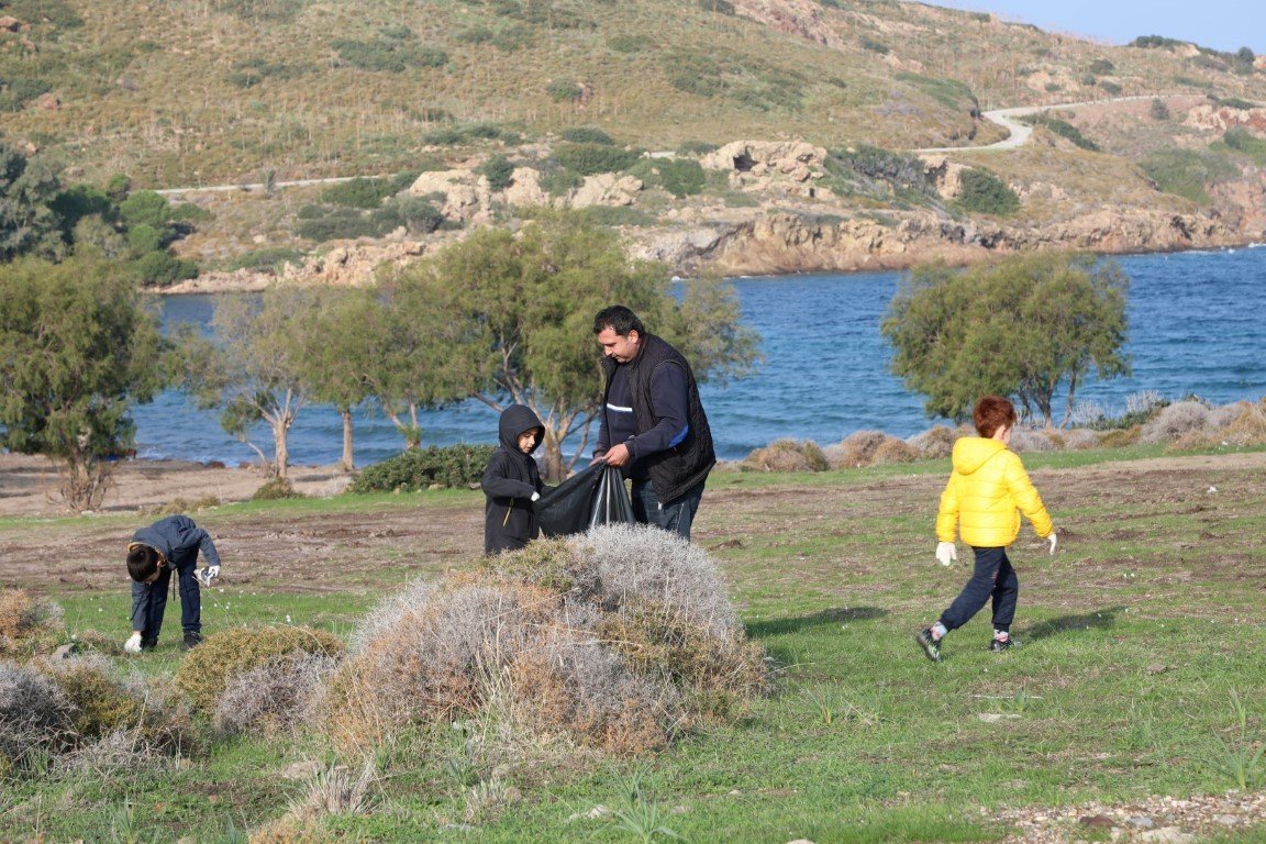Minik öğrenciler Bodrum sahilini pırıl pırıl yaptı