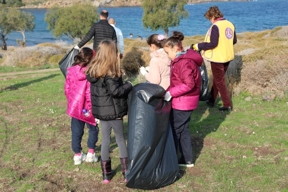 Minik öğrenciler Bodrum sahilini pırıl pırıl yaptı
