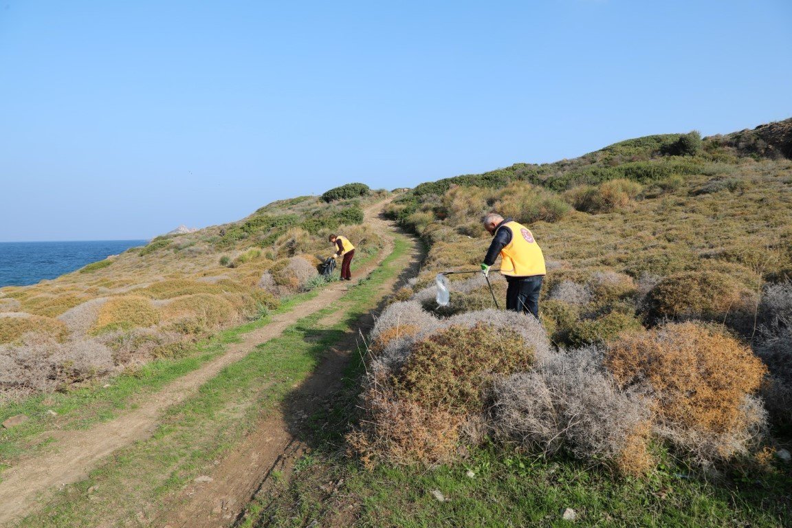 Minik öğrenciler Bodrum sahilini pırıl pırıl yaptı
