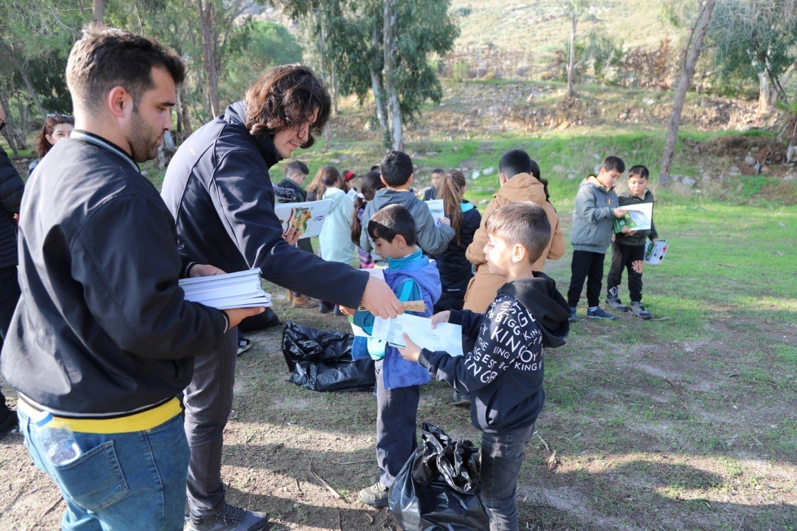Minik öğrenciler Bodrum sahilini pırıl pırıl yaptı