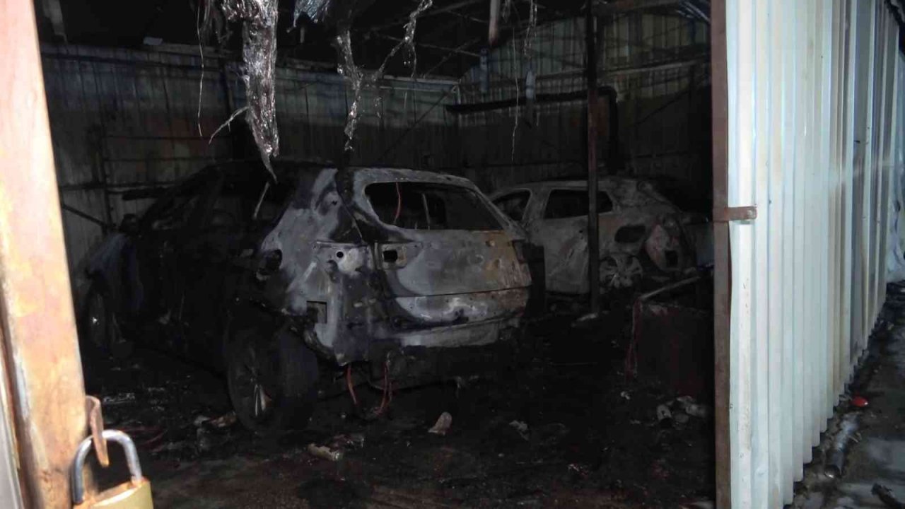 Bursa’da araç bayisinde korkutan yangın: Sıfır araçlar kül oldu
