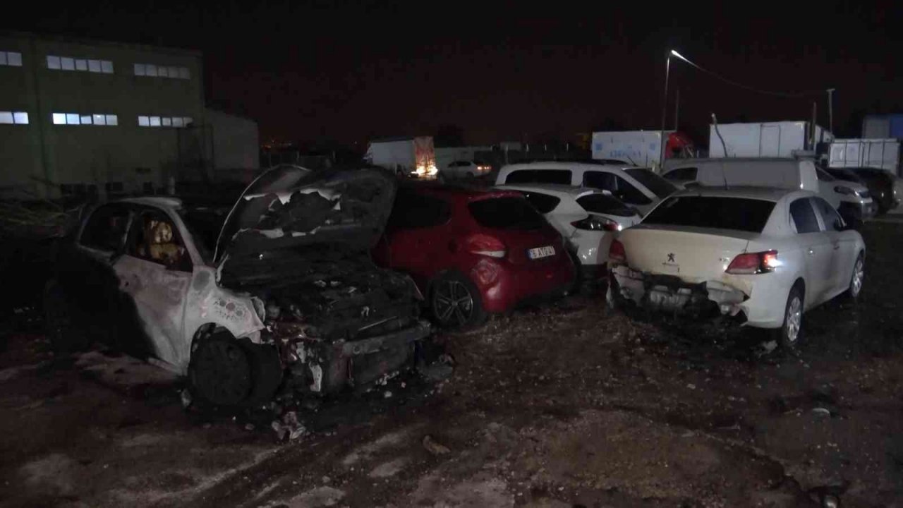 Bursa’da araç bayisinde korkutan yangın: Sıfır araçlar kül oldu