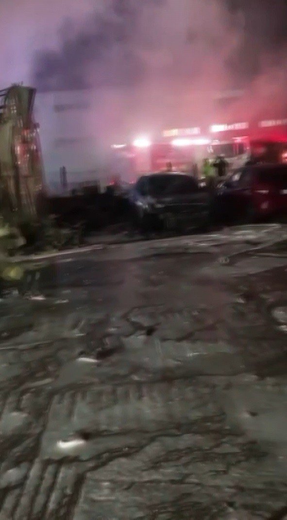 Bursa’da araç bayisinde korkutan yangın: Sıfır araçlar kül oldu