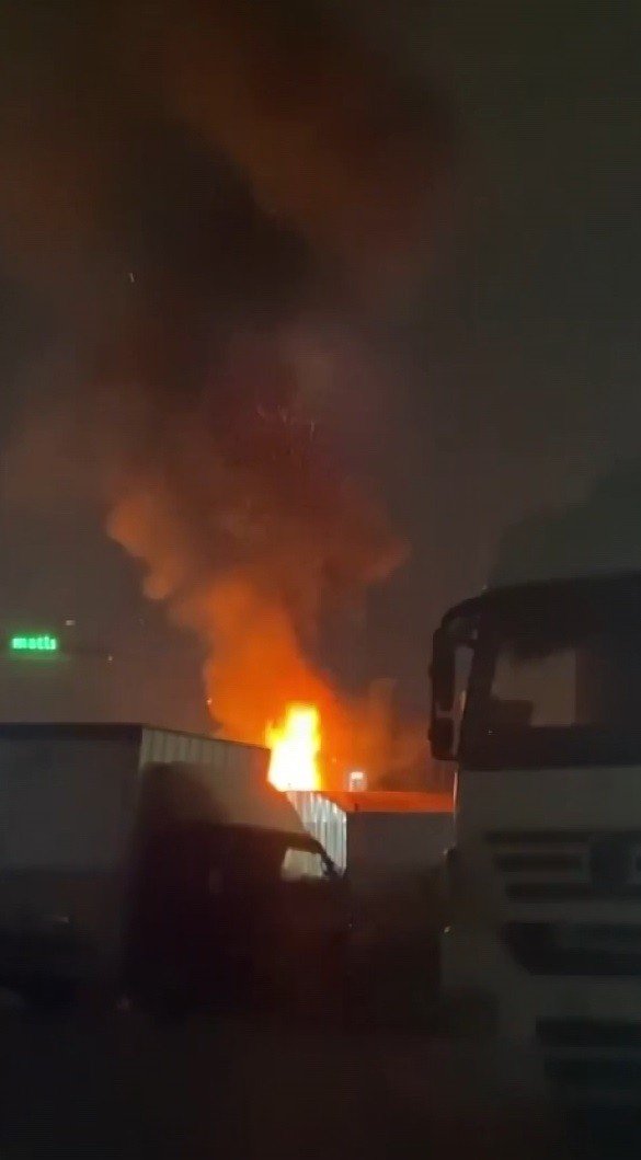 Bursa’da araç bayisinde korkutan yangın: Sıfır araçlar kül oldu