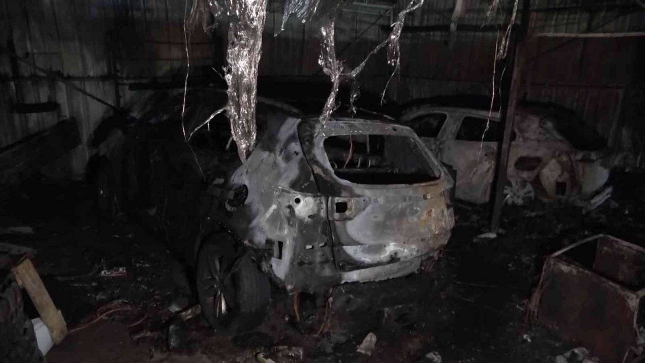 Bursa’da araç bayisinde korkutan yangın: Sıfır araçlar kül oldu