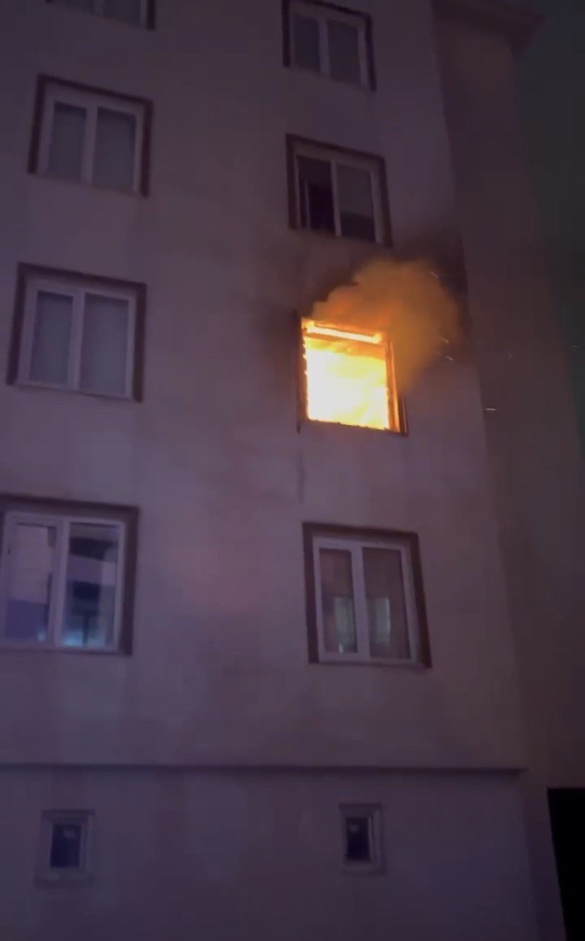 Bursa’da ev alev alev yandı..Komşusu film izler gibi izledi