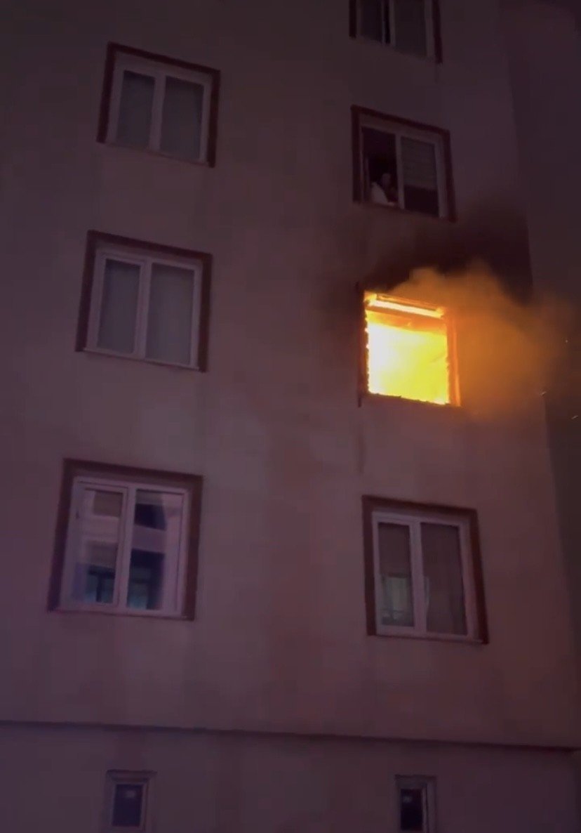 Bursa’da ev alev alev yandı..Komşusu film izler gibi izledi