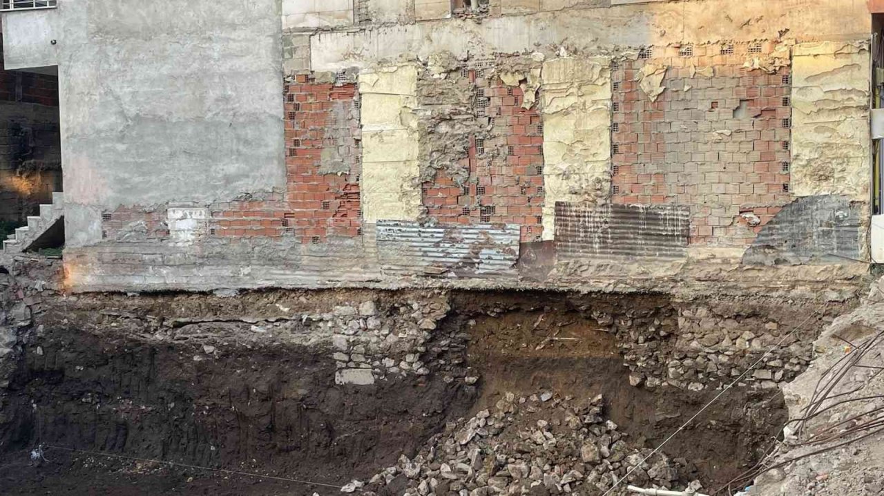 Bursa’da hareketli saatler...Çökme tehlikesi olan 4 katlı bina boşaltıldı