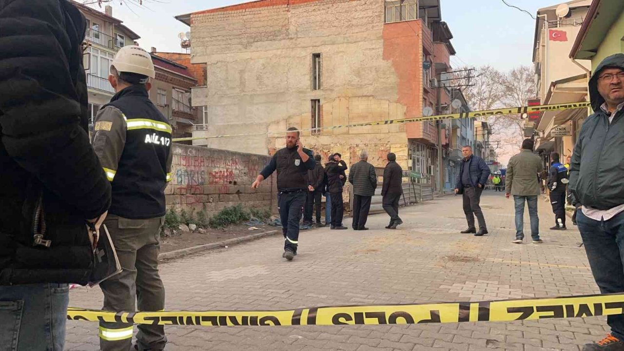 Bursa’da hareketli saatler...Çökme tehlikesi olan 4 katlı bina boşaltıldı