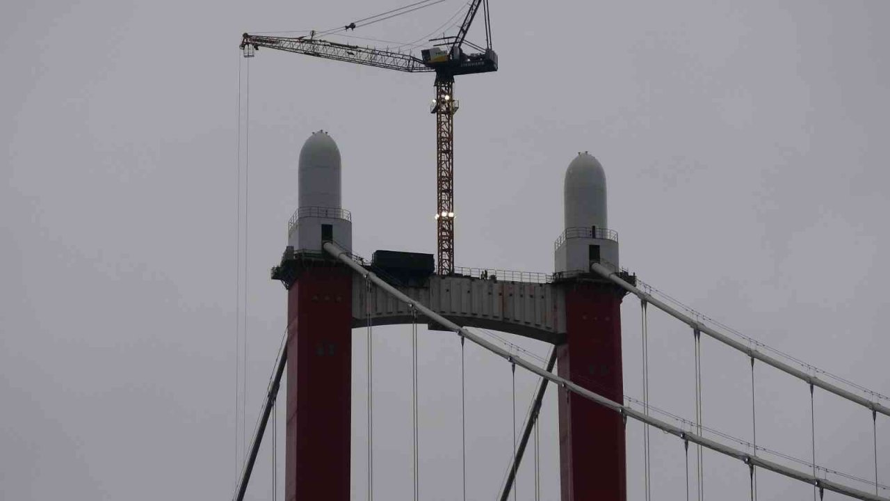 1915 Çanakkale Köprüsü kulelerine Seyit Onbaşı’nın sırtlayarak kaldırdığı 4 top mermisi figürü yerleştirildi