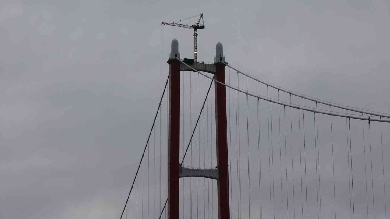 1915 Çanakkale Köprüsü kulelerine Seyit Onbaşı’nın sırtlayarak kaldırdığı 4 top mermisi figürü yerleştirildi