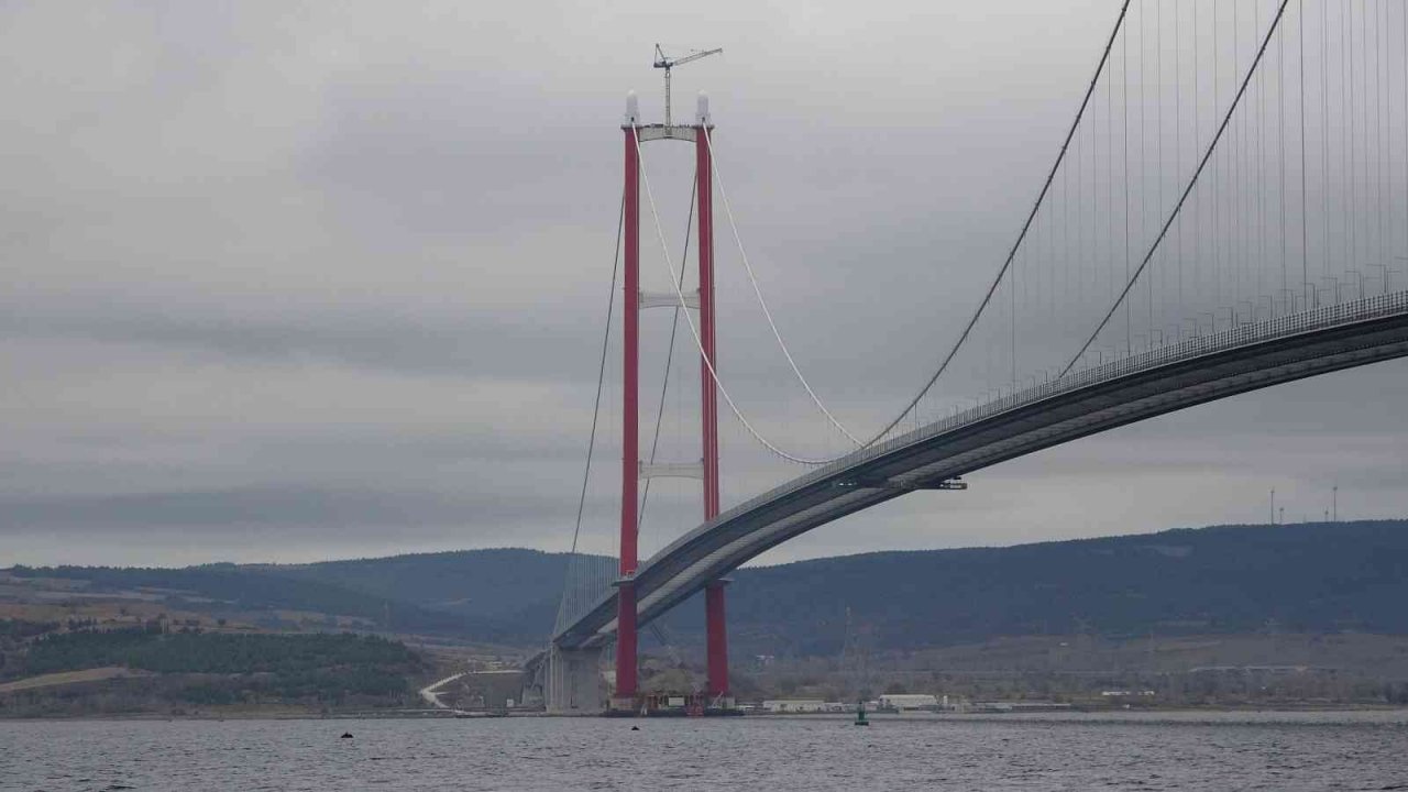 1915 Çanakkale Köprüsü kulelerine Seyit Onbaşı’nın sırtlayarak kaldırdığı 4 top mermisi figürü yerleştirildi