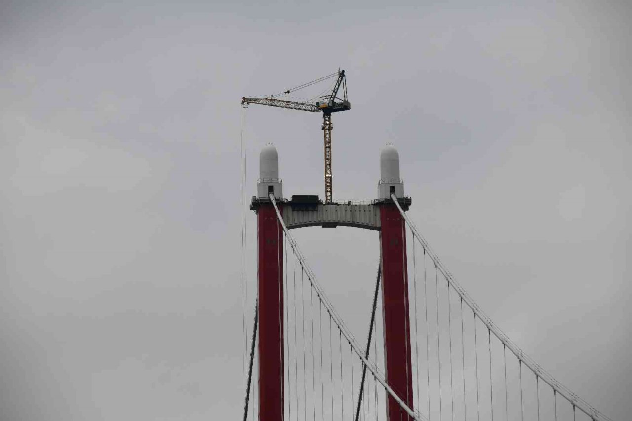 1915 Çanakkale Köprüsü kulelerine Seyit Onbaşı’nın sırtlayarak kaldırdığı 4 top mermisi figürü yerleştirildi