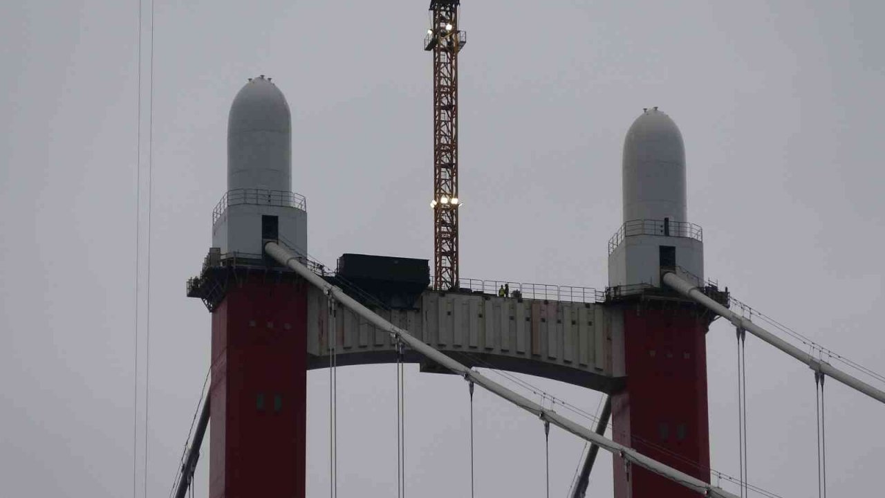 1915 Çanakkale Köprüsü kulelerine Seyit Onbaşı’nın sırtlayarak kaldırdığı 4 top mermisi figürü yerleştirildi