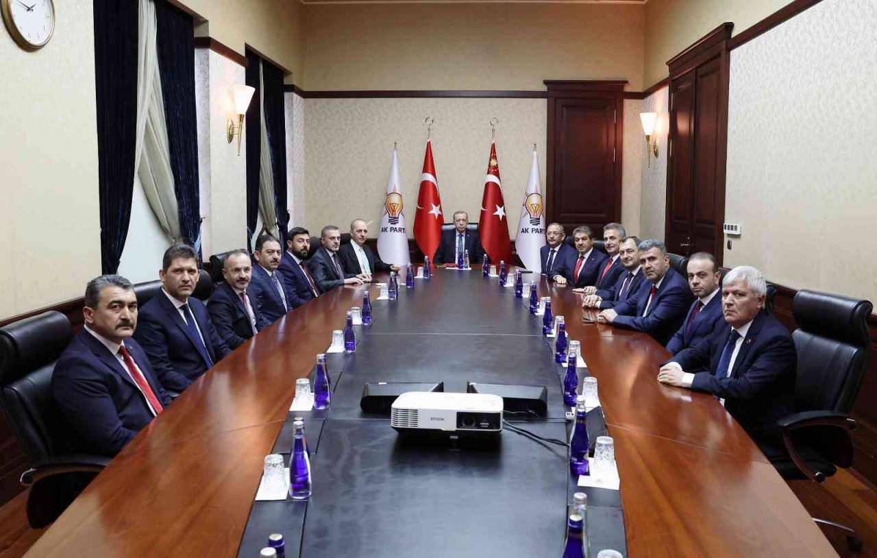 Cumhurbaşkanı Recep Tayyip Erdoğan, 11 Büyükşehir Belediye Meclisinin AK Parti Grup Başkanvekillerini kabul etti